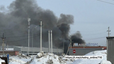 Черный дым над городом: магазин запчастей вспыхнул в Челнах - видео 25/02/2026 &ndash; Новости