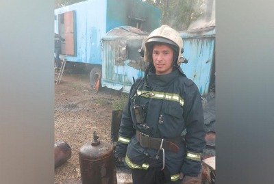 Пожарный в Павлодаре вынес из огня газбаллон