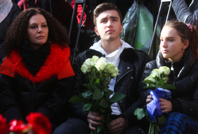 Психолог Кардиакос объяснила, почему подростки выбирают в одежде мрачные тона