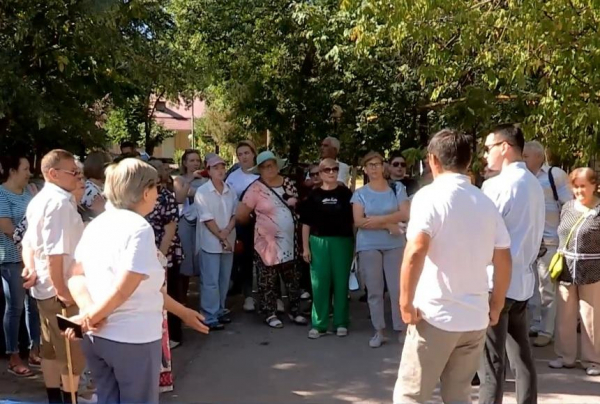 Жители Ленгера пьют воду вперемешку с глиной, песком и червями