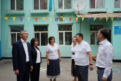 Депутат Сената Султан Дюсембинов побывал в старейшем детсаду Талгара