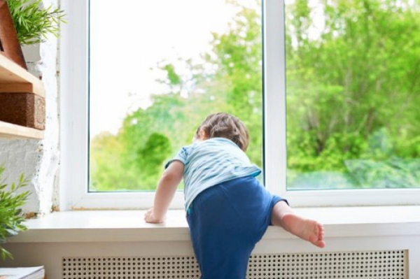 Трехлетний ребенок выпал из окна четвертого этажа в Шымкенте