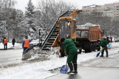 ​В Алматы организовано круглосуточное дежурство по уборке снега