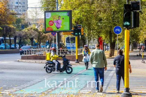 Мопедисты «летают» по тротуарам в Алматы - горожане обратились к акиму