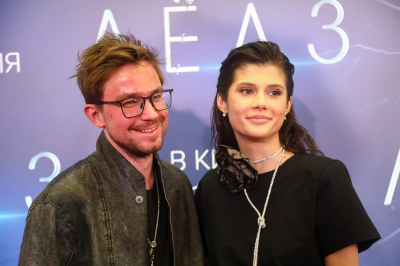 Петров и Бурунов признались в любви своим избранницам со сцены в Москве