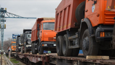 Бульдозеры, самосвалы и тракторы везут поездами в зоны затопления по Казахстану