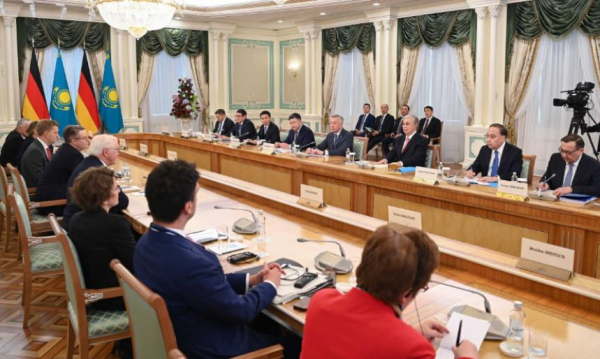 Президенты Казахстана и Германии провели переговоры в расширенном формате