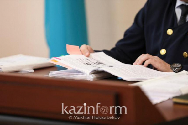 Получивших незаконное вознаграждение казахстанцев могут осудить на 3 года