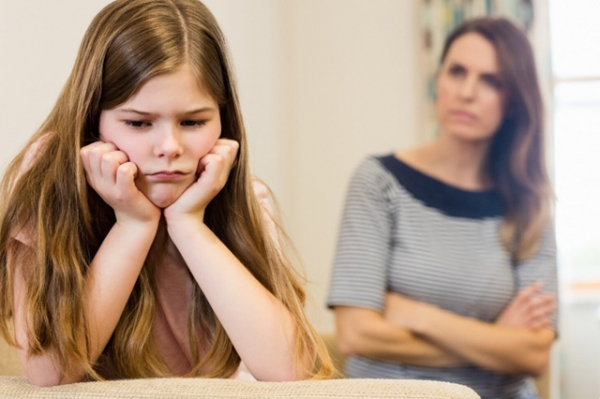 Как выстроить границы с критикующей мамой: инструкция от психолога КФУ