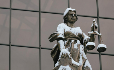 Контр-адмирала в отставке осудили за хищение и освободили из-за болезни