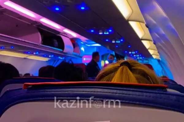 Двух алматинок оштрафовали за курение на борту самолета