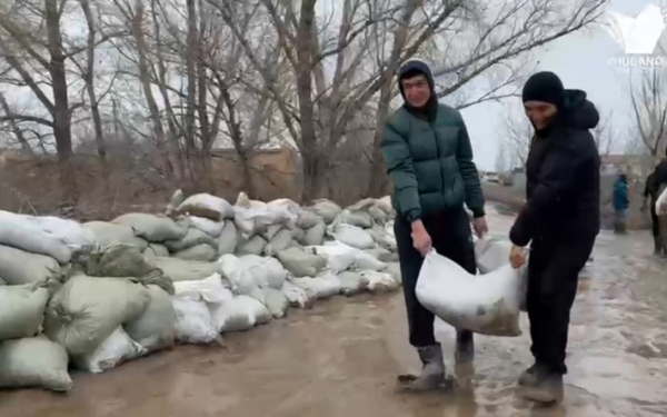 Студенты-волонтеры спасают Актобе от паводка