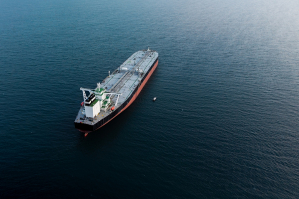 Греческий танкер-гигант прошел Ормузский пролив вопреки рискам