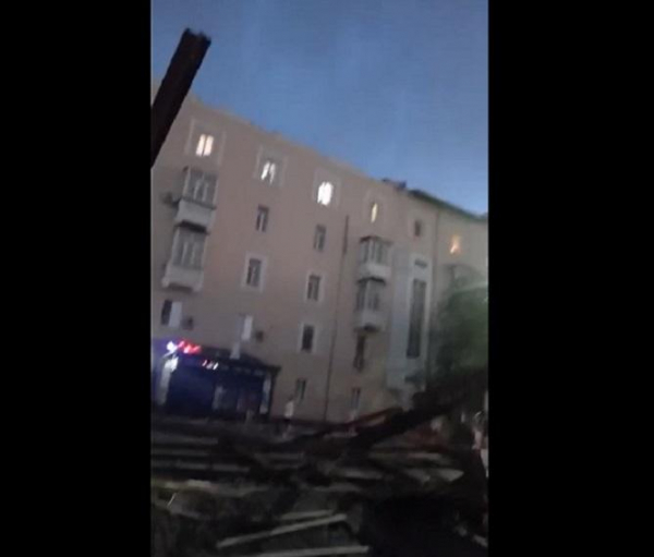 Крышу дома снесло сильным ветром в Балхаше, есть пострадавшие