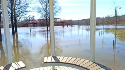 Из-за подъёма воды в Тойме затопило набережную в Елабуге