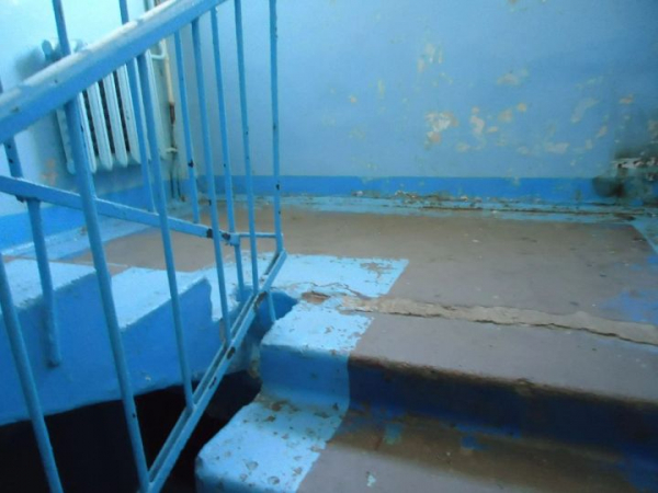 Управляющая компания Челнов получила штраф за немытые подъезды