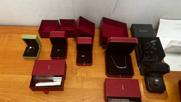 В РТ таможенники изъяли у пассажиров из Дубая люксовые украшения на миллион рублей 17/03/2026 &ndash; Новости