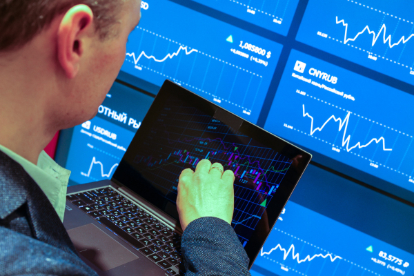 Аналитик: техническая перепроданность и&nbsp;слабое давление продавцом вывели российский рынок акций в&nbsp;рост