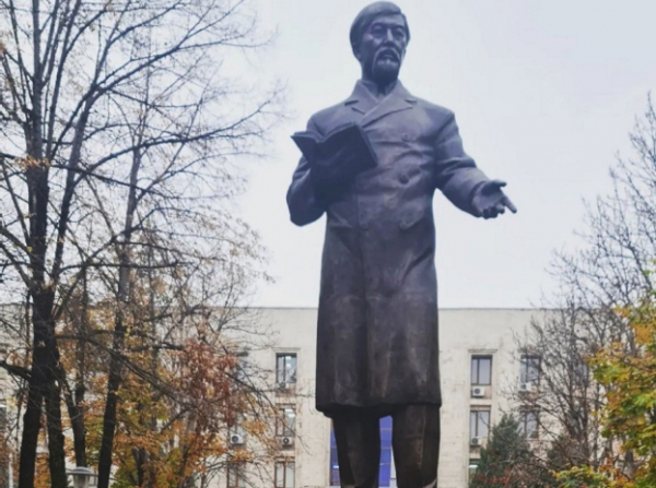 Скандал вокруг памятника Ыбыраю Алтынсарину в Алматы набирает обороты