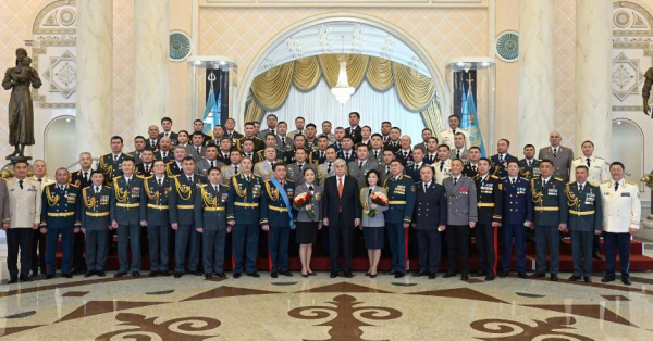 Президент принял участие в церемонии вручения госнаград, высших воинских и специальных званий, классных чинов
