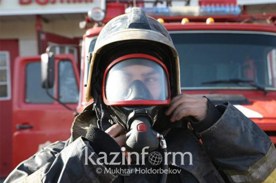 13 человек эвакуировали из горящей многоэтажки в Актобе