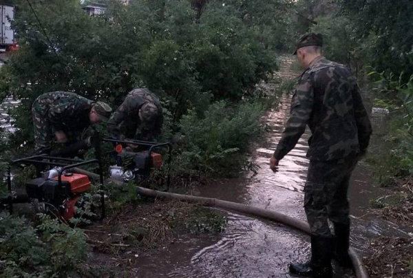 Более 6 тысяч кубометров воды откачали возле одного из домов Павлодара