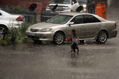 Дожди с грозами продолжатся на выходных в Казахстане