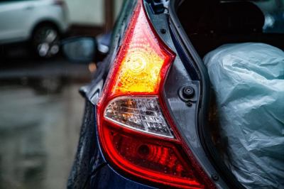Автоэксперт Славнов заявил, что в грозу машине угрожает не молния