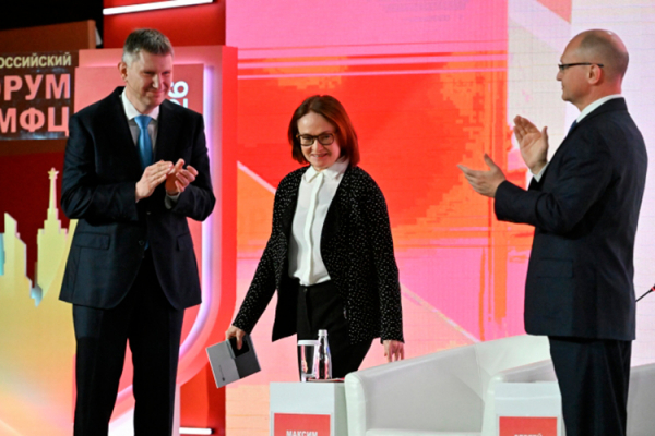 Глава ЦБ&nbsp;объяснила падение рубля низкими ценами на&nbsp;нефть и&nbsp;бюджетным правилом