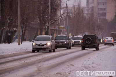 В Казани водителям напомнили о последствиях за парковку на трамвайных путях