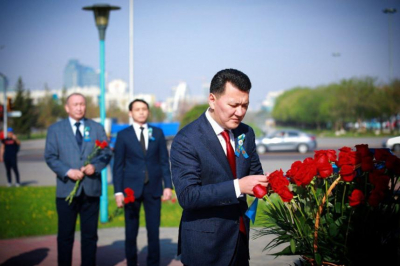 Цветы возложили к памятнику Бауыржану Момышулы в столице