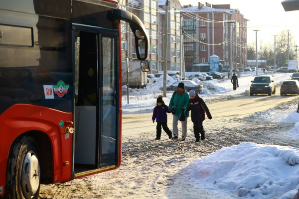 Несколько автобусов вернулись на рейс после снегопада в Казани