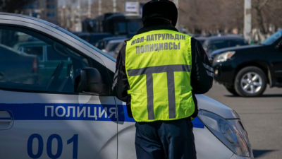 В Астане полицейский ездил по Ботаническому саду