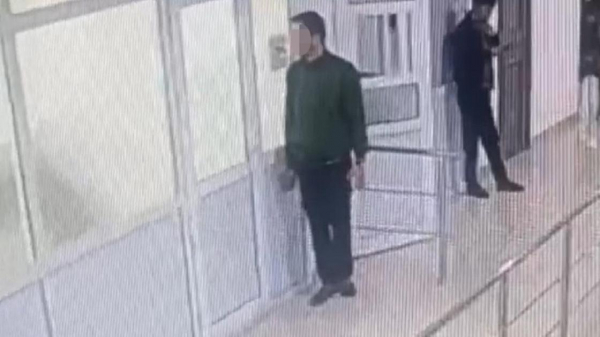 "Постукивал у окна": подозрительная сдача экзамена в спецЦОНе Шымкента попала на видео