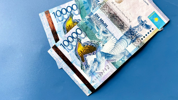 На KASE доллар продается выше отметки 443 тенге