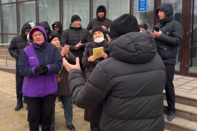 В Атырау прошла акция родственников задержанных по делу о &laquo;лже-стоматологиях&raquo;