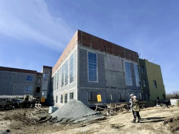 Денис Паслер оценил ход строительства современной школы в поселке Сосьва