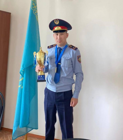 Полицейский «разрулил» дорожную пробку в Уральске с газетой в руках