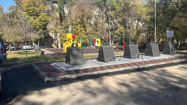 Улучшение городской среды: В Алматы обновляют контейнеры для сбора ТБО