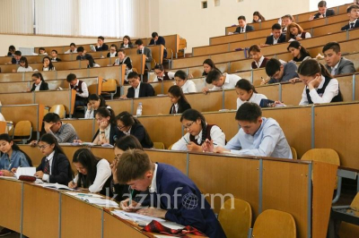 229 казахстанских студентов пытались пронести на ЕНТ телефоны и шпаргалки