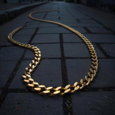 Нетрезвый россиянин возвращался из ночного клуба, иностранец сорвал с его шеи золотую цепочку стоимостью 240 тыс. рублей