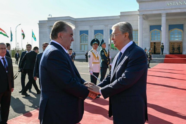 Касым-Жомарт Токаев проводил Эмомали Рахмона в столичном аэропорту