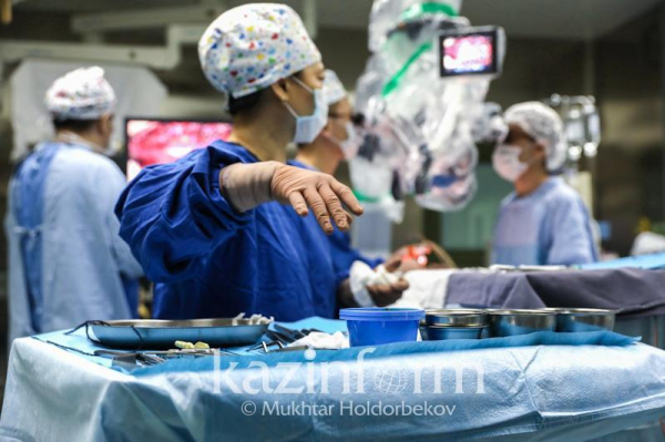 В Шымкенте врачи вырезали пациенту 9-килограммовую опухоль