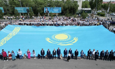 Тридцатиметровый флаг Казахстана развернули в Алматинской области
