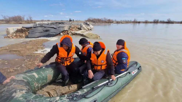 Большая вода: в Кульсары восстанавливают электрические и газовые сети