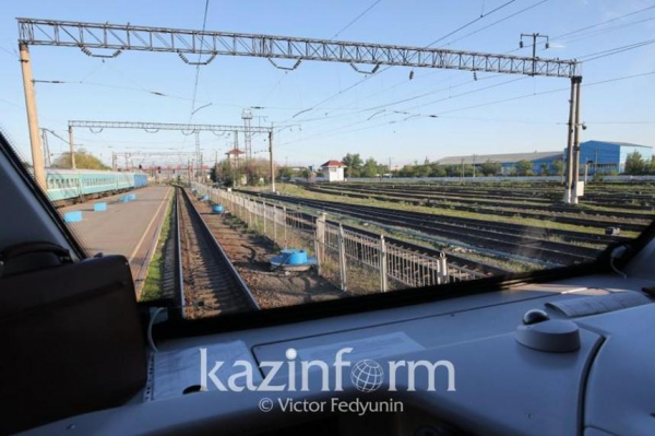 Машинист поезда применил экстренное торможение из-за электросамокатчика в Алматы