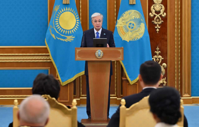 Отказывается быть вассалом держав – Макрон высказался о стратегии Казахстана