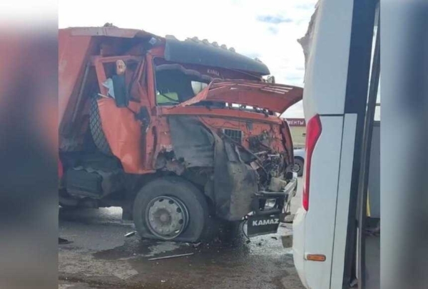 КамАЗ столкнулся с пассажирским автобусом в Уральске