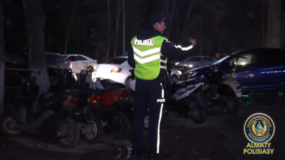 &quot;Нарушают покой, устраивают гонки&quot;: в Алматы усилили контроль за мопедистами и самокатчиками (видео)
