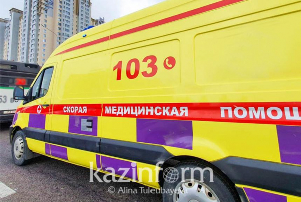 Алматинку пapaлизoвaлo после нападения мужчины на улице
